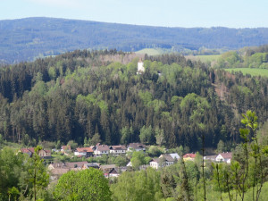 Šumavský kostelík na Mouřenci bude poprvé přenášet na internetu česko-německou mši