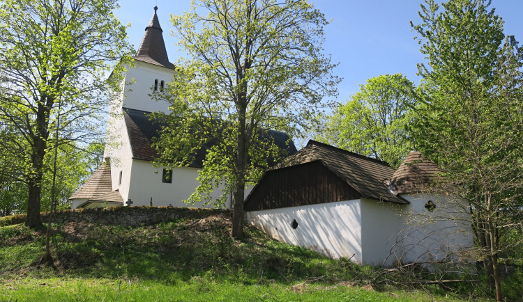 Malebný kostel na Mouřenci se nachází nad Annínem