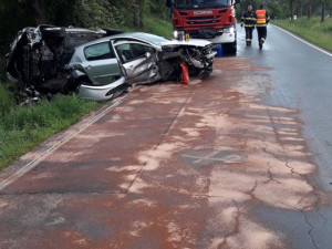 Dva automobily se srazily poblíž Šťáhlav