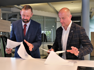 Jan Šmucler a Martin Straka při podpisu partnerské smlouvy