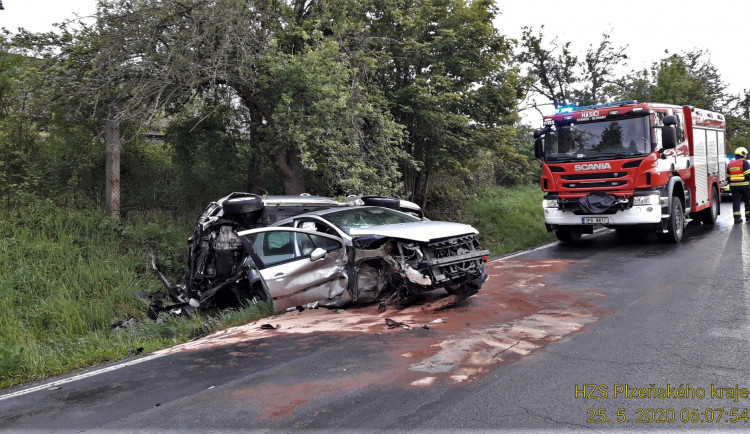 Dva automobily se srazily poblíž Šťáhlav