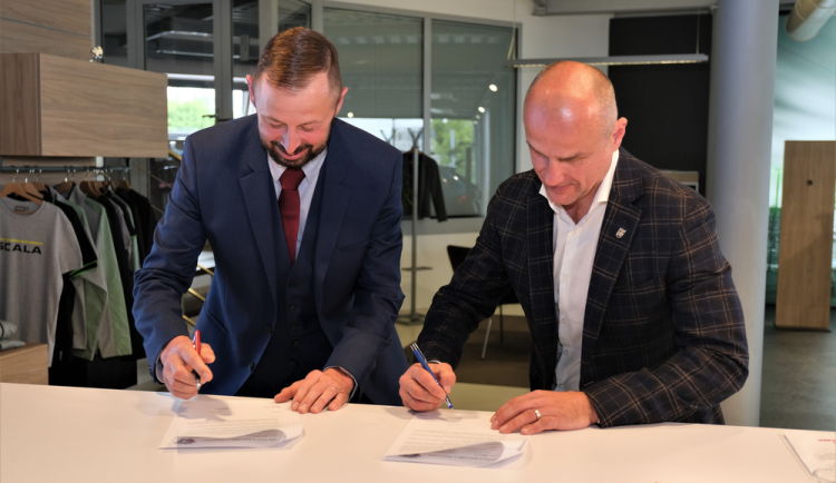 Jan Šmucler a Martin Straka při podpisu partnerské smlouvy