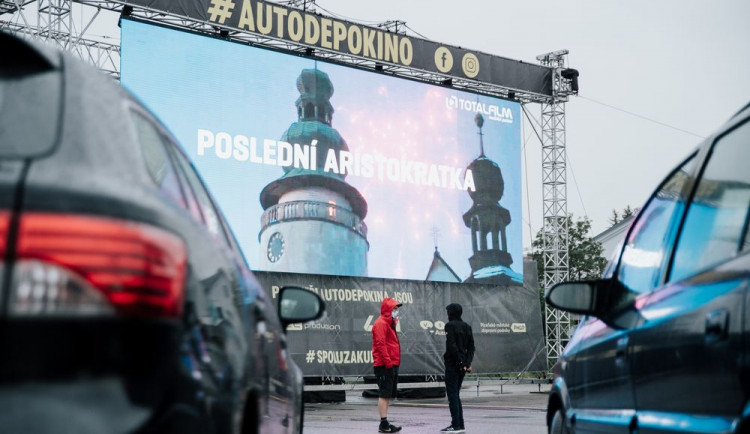 Tentokrát se bude autodepokině místo filmu přenášet živě fotbalové utkání mezi Plzní a Spartou