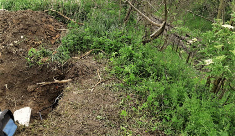 Na tomto místě překopl bagrista kabel, a vyřadil tak z provozu signalizační zařízení na dvou přejezdech