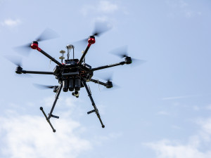 Majitele dronů čekají nová pravidla provozu a povinná registrace až od příštího roku