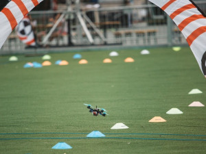 Majitele dronů čekají nová pravidla provozu a povinná registrace až příštího roku