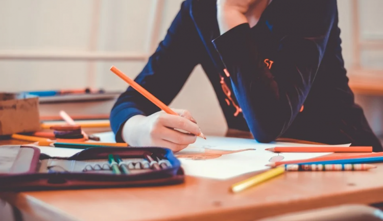 Každý školák nemá doma počítač, řadě žáků nosili úkoly asistenti