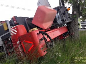 Hasiči opět zasahovali u nehody těžkého stroje, bouraly ovšem i osobáky