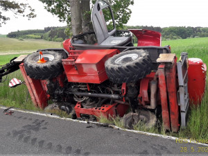 Hasiči opět zasahovali u nehody těžkého stroje, bouraly ovšem i osobáky