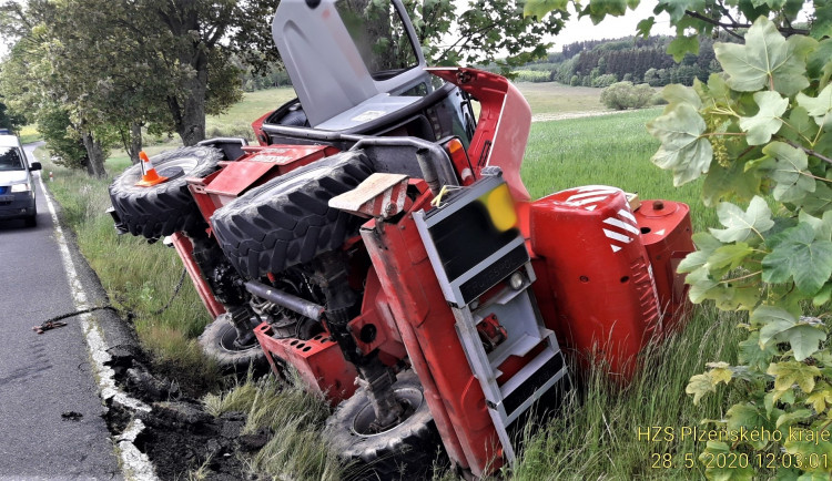 Manipulátor se převrátil do příkopu, kde zůstal opřený o strom