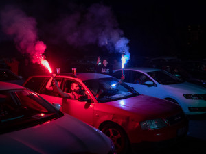 Fanoušky Viktorky nadchlo sledování zápasu v autokině zaplněném do posledního místa