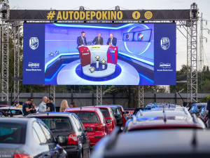 Fanoušky Viktorky nadchlo sledování zápasu v autokině zaplněném do posledního místa