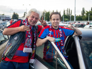 Fanoušky Viktorky nadchlo sledování zápasu v autokině zaplněném do posledního místa