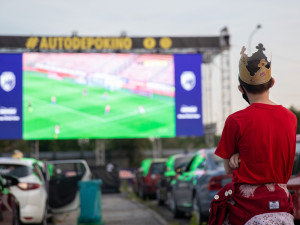 Fanoušky Viktorky nadchlo sledování zápasu v autokině zaplněném do posledního místa