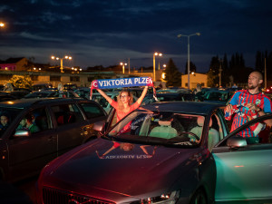 Fanoušky Viktorky nadchlo sledování zápasu v autokině zaplněném do posledního místa