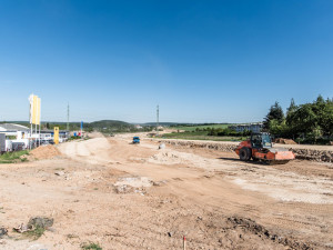 Práce na stavbě 1,4 km dlouhého úseku východního okruhu u Boleváku běží naplno