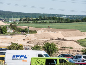 Práce na stavbě 1,4 km dlouhého úseku východního okruhu u Boleváku běží naplno