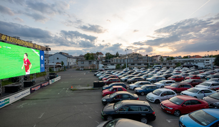 Autokino zaplnili fanoušci FC Viktoria Plzeň do posledního místečka