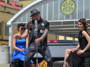 na kalendáři zapózoval i hudebník Vilém Čok