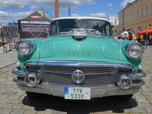 Silné vozy a krásné ženy, charitativní kalendář má pomoci malé Emičce