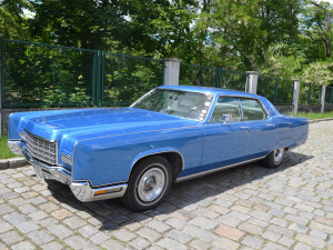 Silné vozy a krásné ženy, charitativní kalendář má pomoci malé Emičce