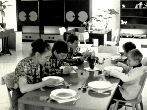 Jedna z prvních rodin krátce po nastěhování do SOS vesničky