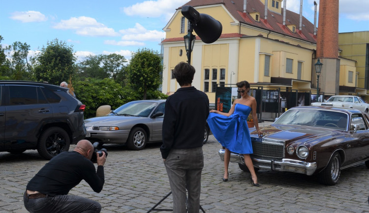 focení kalendáře na nádvoří pivovaru