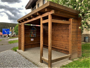 Vášnivé čtenáře potěší originální šumavské knihobudky, najdou na zastávkách autobusů