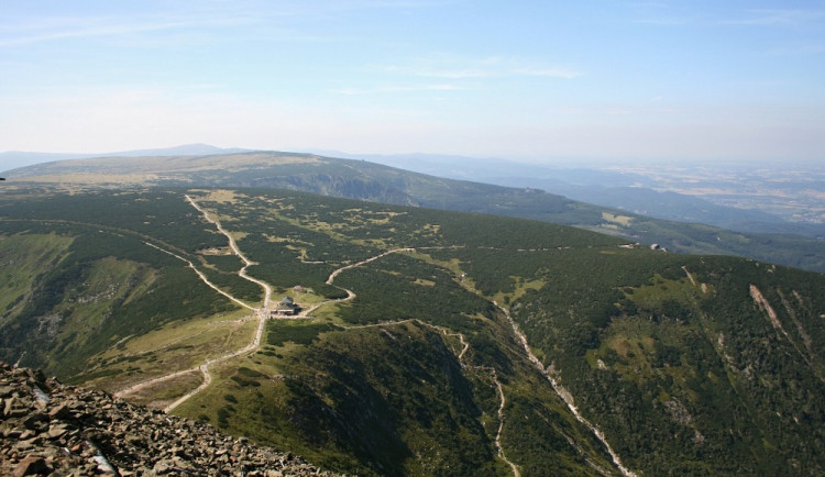 Cesta na Sněžku se turistům zkomplikuje, začíná oprava horského chodníku