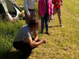 dívku nalezli mezi bezdomovci