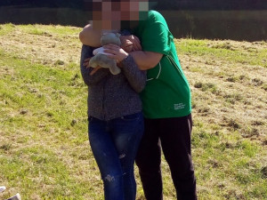 dívku nalezli mezi bezdomovci