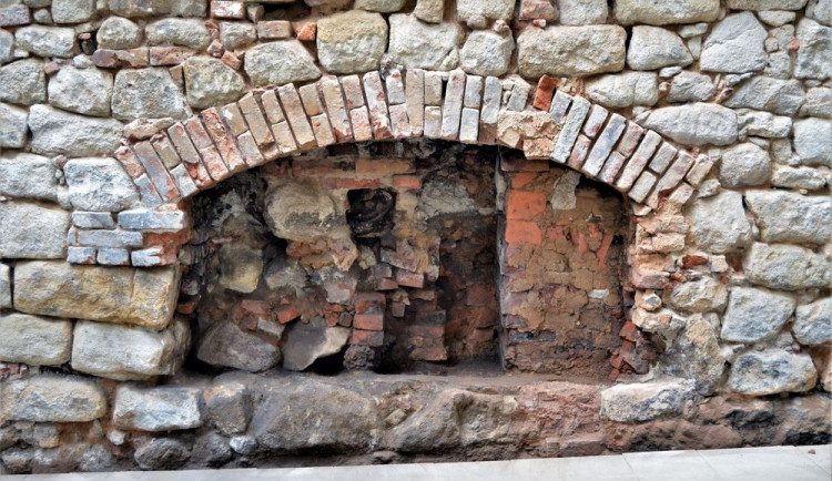 Při opravě fasády dvora ojevili archeologové nečekaně topeniště