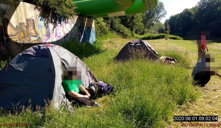 dívku nalezli mezi bezdomovci