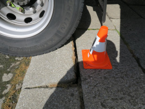 Příliš těžký náklaďák vjel i přes zákaz na domažlické náměstí, poškodil tam obrubníky