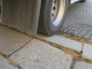 Příliš těžký náklaďák vjel i přes zákaz na domažlické náměstí, poškodil tam obrubníky