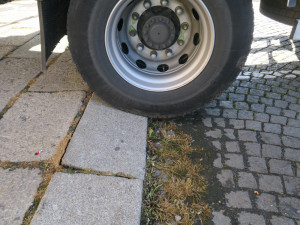 Příliš těžký náklaďák vjel i přes zákaz na domažlické náměstí, poškodil tam obrubníky