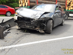 Hlavní tah z Plzně na Budějovice ochromila srážka dvou osobáků, čtyři lidé se zranili