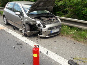 Hlavní tah z Plzně na Budějovice ochromila srážka dvou osobáků, čtyři lidé se zranili