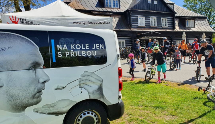 Projektu Na kole jen s přilbou je deset let. S cyklisty bude slavit napříč celou republikou