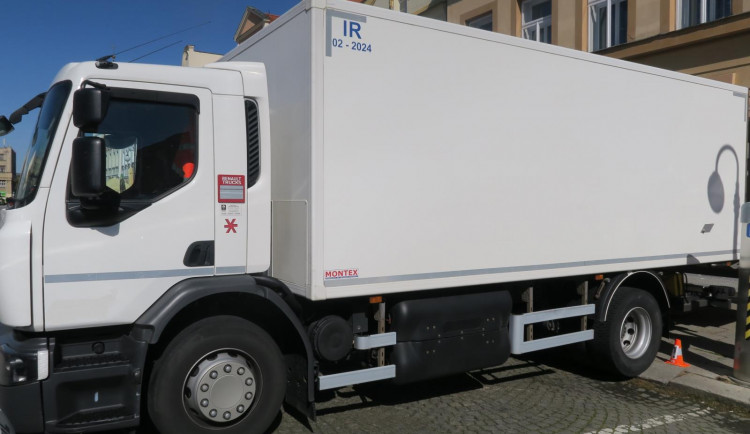 Tento velký a těžký náklaďák vůbec neměl co dělat na domažlickém náměstí Míru