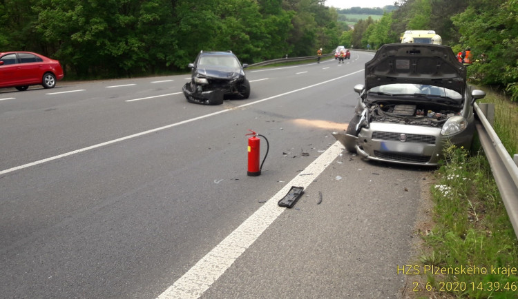 Hlavní tah z Plzně na Budějovice ochromila srážka dvou osobáků, čtyři lidé se zranili