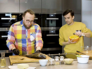 V televizním pořadu GurmetLab vaří a experimentuje společně s Honzou Hofmanem