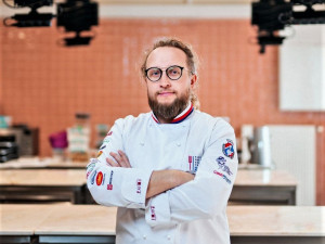(NE)OBYČEJNÍ: Tomáš Popp, bývalý vegan a aktivista, teď je expertem přes gastronomii, šéfuje kuchařský nároďák a má pořad v TV