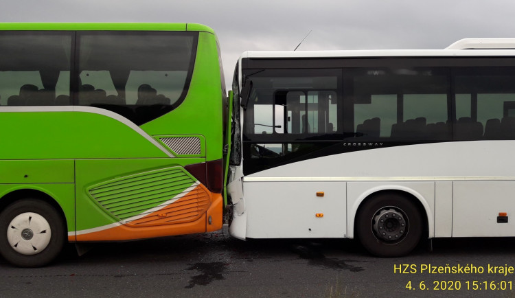 Při srážce autobusů se zranila cestující, jeden vůz se doslova napíchl na druhý