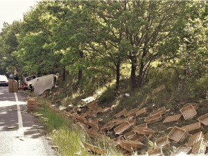 Pečivo se rozlétalo z havarované dodávky široko daleko, řidič vyvázl s lehkým zraněním