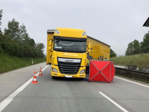 Dálnici D5 ochromila kolize kamionu, řidič za jízdy zkolaboval a na místě zemřel