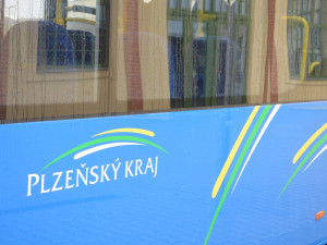 autobusy jsou ve stejném barevném designu jako vlaky