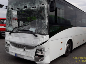 Autobus má zničenou přední část