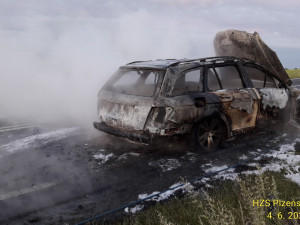 Z tohoto vozu zůstalo jen ohořelé torzo