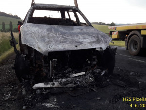 Z tohoto vozu zůstalo jen ohořelé torzo